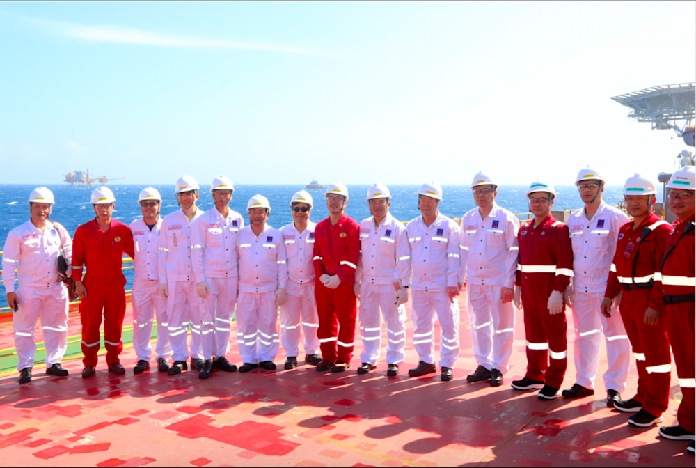 Đoàn công tác Bộ Công Thương: Thăm, động viên cán bộ, nhân viên làm việc tại Giàn khoan mỏ Rạng Đông