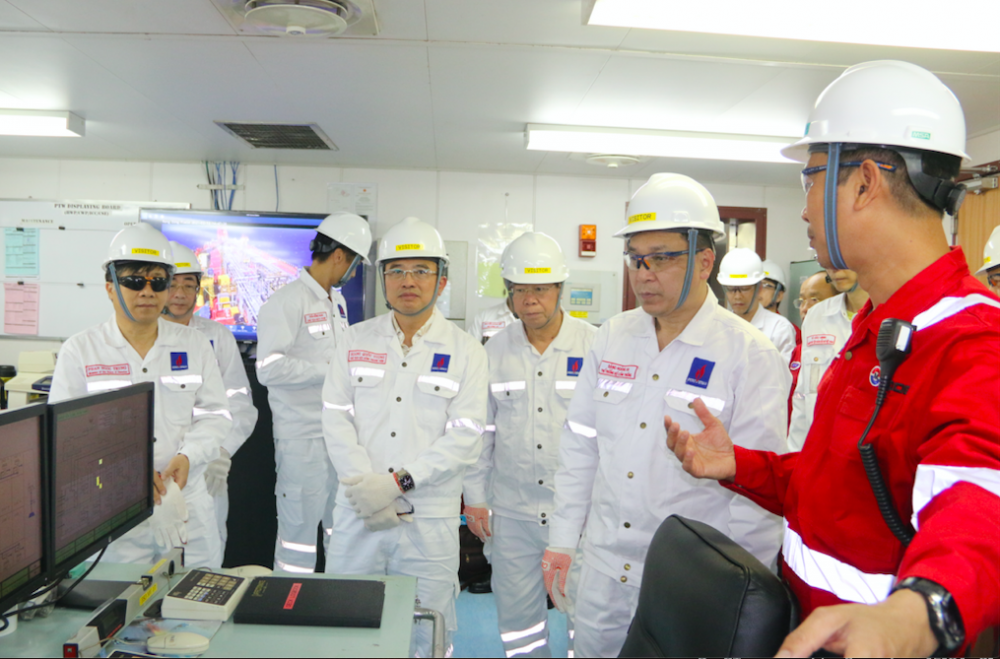 Đoàn công tác Bộ Công Thương: Thăm, động viên cán bộ, nhân viên làm việc tại Giàn khoan mỏ Rạng Đông