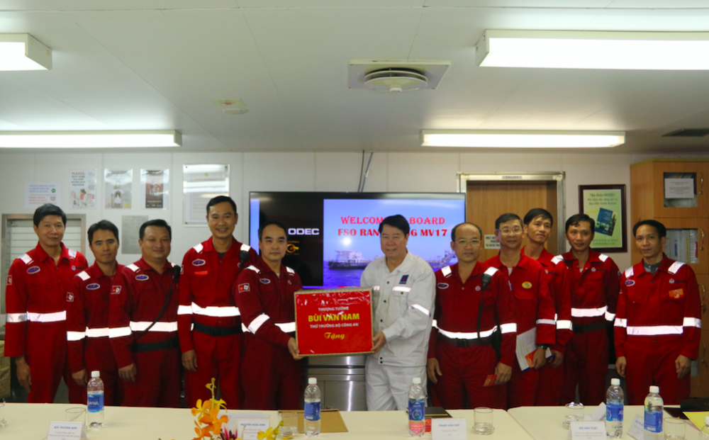 Đoàn công tác Bộ Công Thương: Thăm, động viên cán bộ, nhân viên làm việc tại Giàn khoan mỏ Rạng Đông