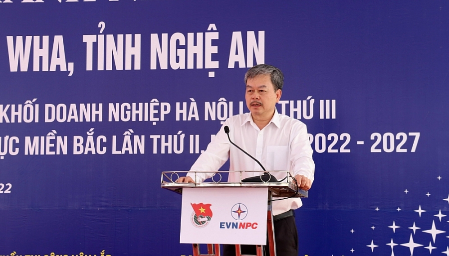 Gắn biển 2 công trình của đoàn Thanh niên EVNNPC trên quê Bác Gắn biển 2 công trình của đoàn Thanh niên EVNNPC trên quê Bác