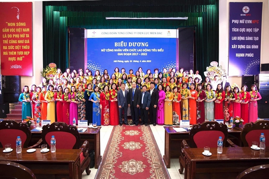 Hội nghị tổng kết công tác vận động nữ CNVC-LĐ và hoạt động nữ công giai đoạn 2017-2022 Công đoàn EVNNPC