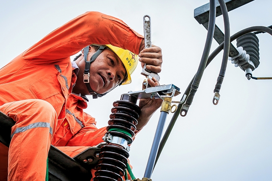 EVNNPC đồng hành cùng khách hàng sử dụng điện EVNNPC đồng hành cùng khách hàng sử dụng điện
