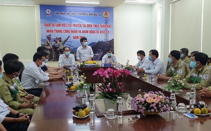 Công đoàn EVNNPT tổ chức tọa đàm và thăm hỏi người lao động nhân dịp Tháng Công nhân Công đoàn EVNNPT tổ chức tọa đàm và thăm hỏi người lao động nhân dịp Tháng Công nhân