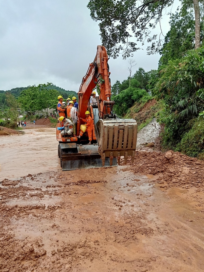 EVNNPC: Nỗ lực khắc phục sự cố lưới điện do mưa giông, lũ lụt EVNNPC: Nỗ lực khắc phục sự cố lưới điện do mưa giông, lũ lụt