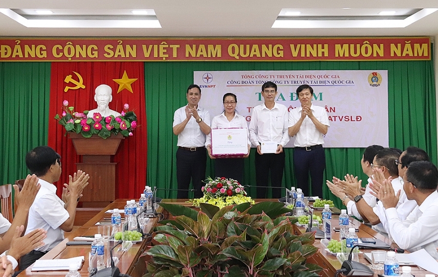 EVNNPT hướng về người lao động nhân Tháng Công nhân và Tháng hành động an toàn vệ sinh lao động EVNNPT hướng về người lao động nhân Tháng Công nhân và Tháng hành động an toàn vệ sinh lao động