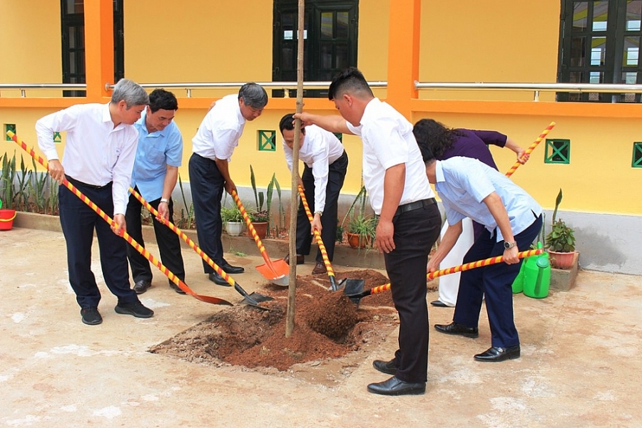 Khánh thành và trao tặng công trình Trường Dân tộc bán trú xã Vàng Đán