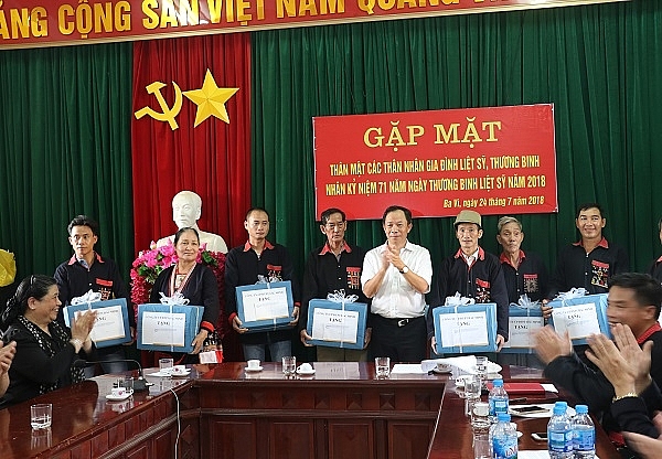 evnnpc tang qua cho cac gia dinh chinh sach ho ngheo tai xa ba vi