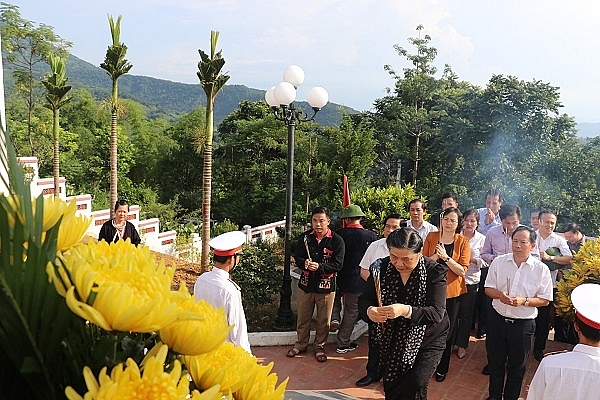 evnnpc tang qua cho cac gia dinh chinh sach ho ngheo tai xa ba vi