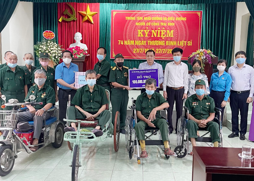 Công đoàn Bộ Công Thương đẩy mạnh hoạt động Đền ơn đáp nghĩa nhân Kỷ niệm 74 năm ngày Thương binh liệt sĩ Công đoàn Bộ Công Thương đẩy mạnh hoạt động Đền ơn đáp nghĩa nhân Kỷ niệm 74 năm ngày Thương binh liệt sĩ