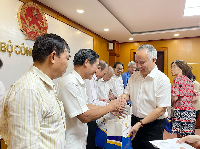 Luôn ghi nhớ công ơn của những thương binh liệt sỹ ngành Công Thương Luôn ghi nhớ công ơn của những thương binh liệt sỹ ngành Công Thương