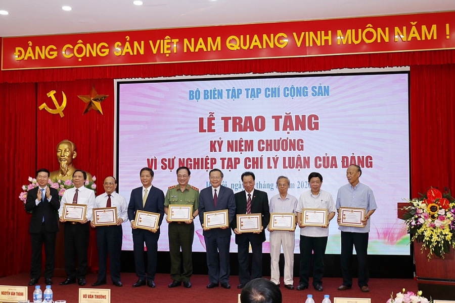 Bộ trưởng Trần Tuấn Anh nhận Kỷ niệm chương Vì sự nghiệp tạp chí lý luận của Đảng bo truong tran tuan anh nhan ky niem chuong vi su nghiep tap chi ly luan cua dang