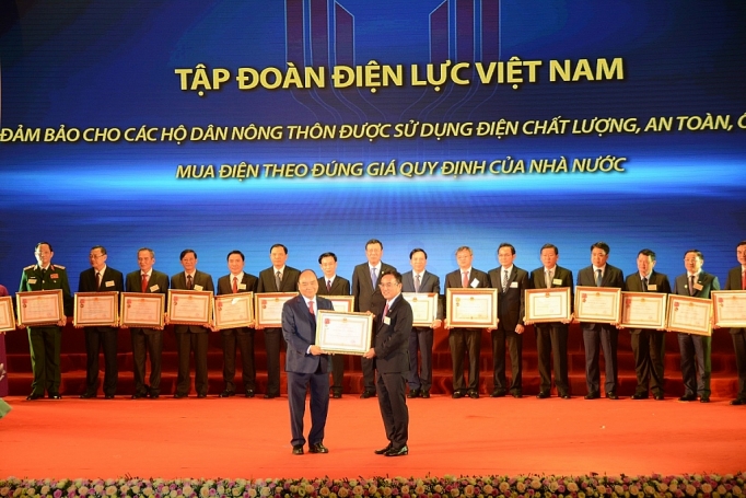 evn duoc nhan huan chuong lao dong hang nhat vi dong gop xay dung nong thon moi