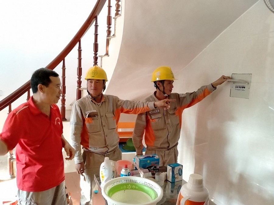 Ngành điện Hà Tĩnh: Đi từng ngõ, gõ từng nhà khuyến cáo an toàn điện sau mưa lũ Ngành điện Hà Tĩnh: Đi từng ngõ, gõ từng nhà khuyến cáo an toàn điện sau mưa lũ
