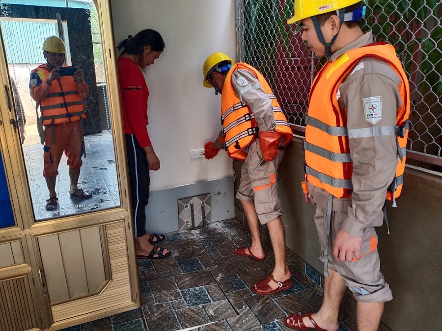 Ngành điện Hà Tĩnh: Đi từng ngõ, gõ từng nhà khuyến cáo an toàn điện sau mưa lũ Ngành điện Hà Tĩnh: Đi từng ngõ, gõ từng nhà khuyến cáo an toàn điện sau mưa lũ