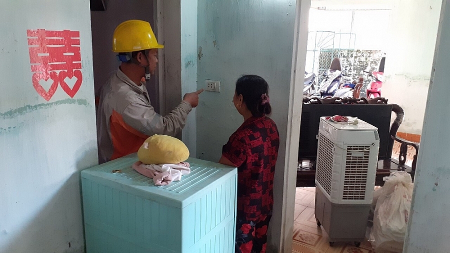 Ngành điện Hà Tĩnh: Đi từng ngõ, gõ từng nhà khuyến cáo an toàn điện sau mưa lũ Ngành điện Hà Tĩnh: Đi từng ngõ, gõ từng nhà khuyến cáo an toàn điện sau mưa lũ