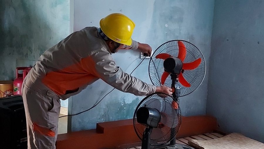 Ngành điện Hà Tĩnh: Đi từng ngõ, gõ từng nhà khuyến cáo an toàn điện sau mưa lũ Ngành điện Hà Tĩnh: Đi từng ngõ, gõ từng nhà khuyến cáo an toàn điện sau mưa lũ