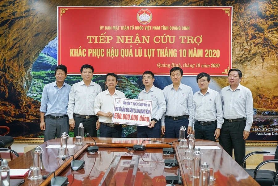 Tổng Giám đốc EVNNPT thăm, trao quà hỗ trợ nhân dân miền Trung Tổng Giám đốc EVNNPT thăm, trao quà hỗ trợ nhân dân miền Trung