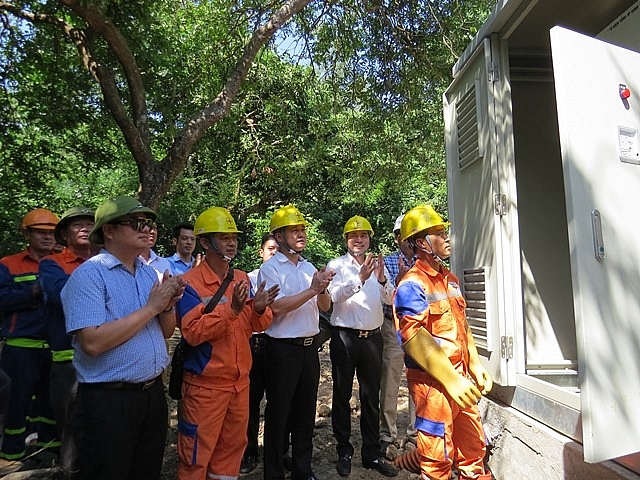 Niềm vui có điện lưới của các nhà khoa học trên đảo Rều niem vui co dien luoi cua cac nha khoa hoc tren dao reu