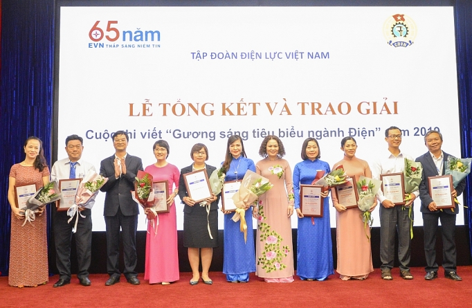 cong doan evn trao giai cuoc thi guong sang tieu bieu nganh dien