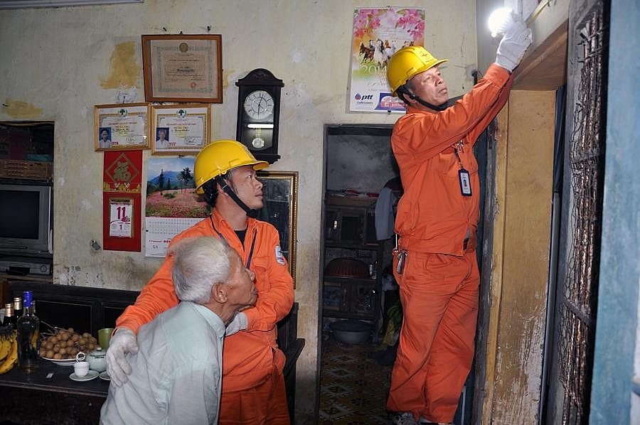 EVNHANOI hướng về miền Trung trong tháng tri ân khách hàng EVNHANOI hướng về miền Trung trong tháng tri ân khách hàng