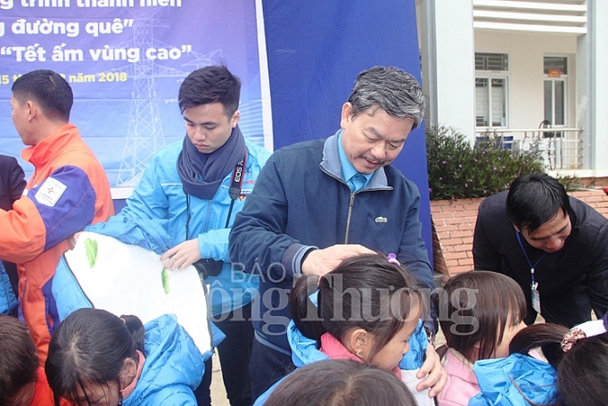 evnnpc gan bien cong trinh thap sang duong que tai son la