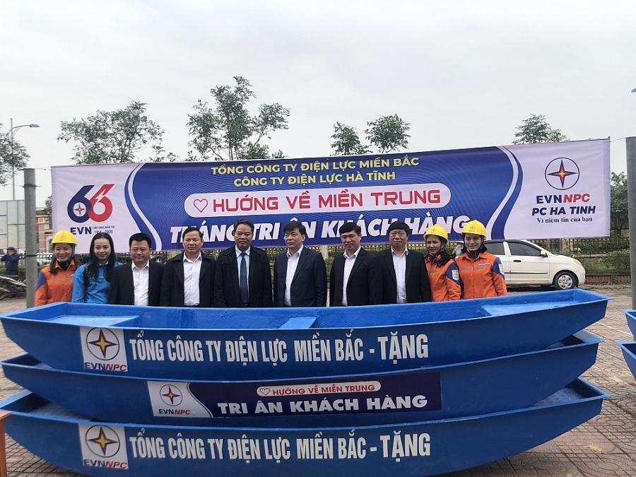 EVNNPC trao ân tình tới đồng bào miền Trung EVNNPC trao ân tình tới đồng bào miền Trung