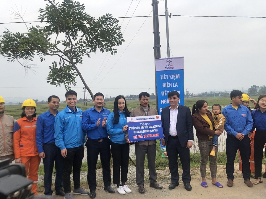 EVNNPC trao ân tình tới đồng bào miền Trung EVNNPC trao ân tình tới đồng bào miền Trung