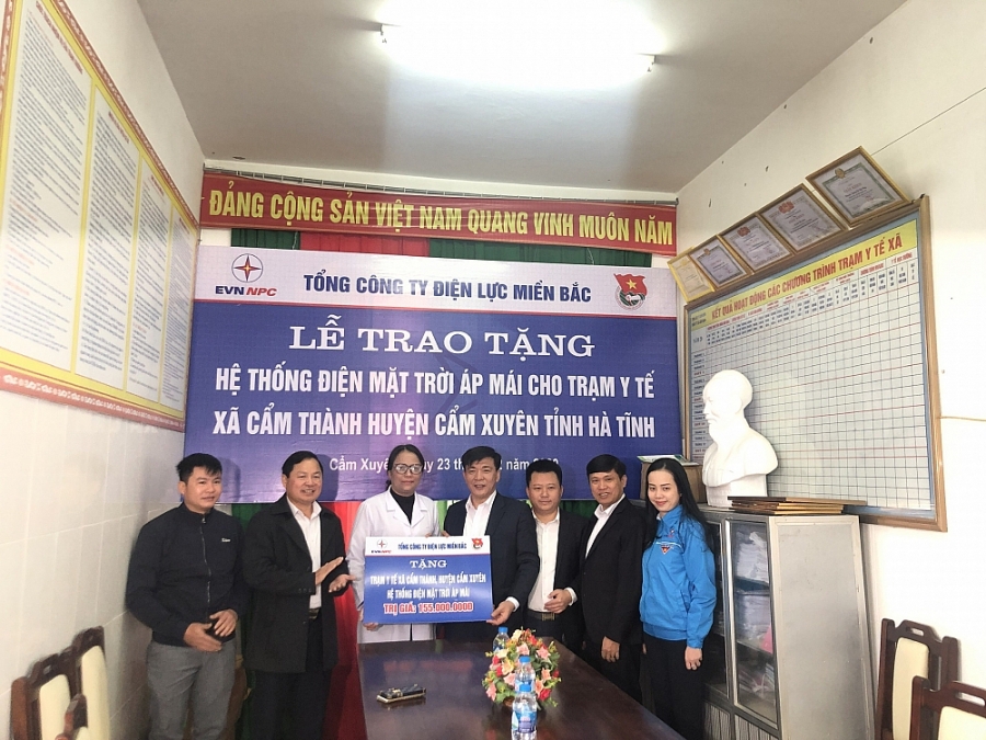 EVNNPC trao ân tình tới đồng bào miền Trung EVNNPC trao ân tình tới đồng bào miền Trung