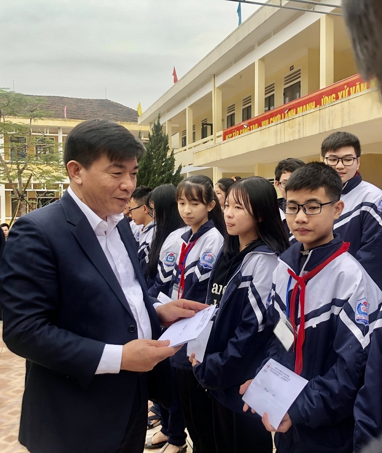 EVNNPC trao ân tình tới đồng bào miền Trung EVNNPC trao ân tình tới đồng bào miền Trung
