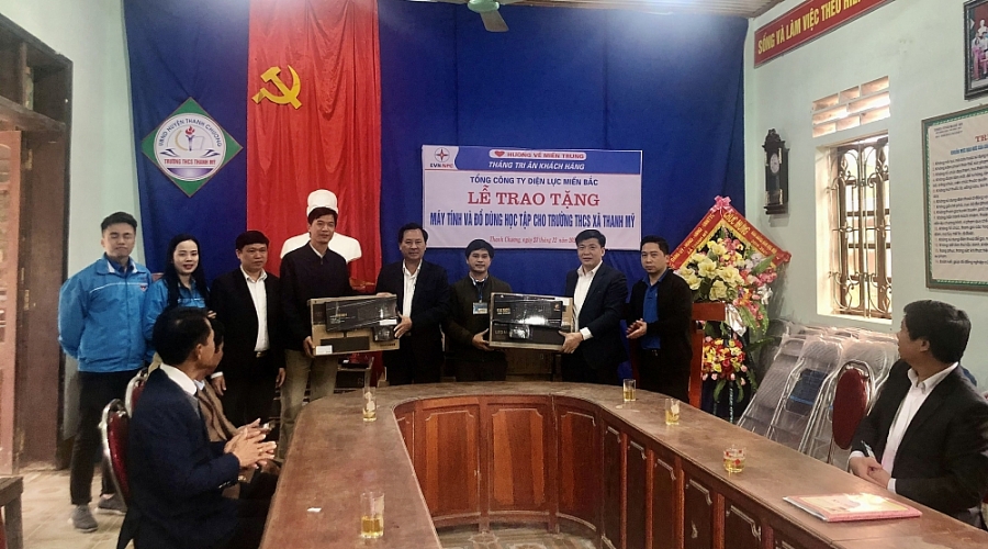 EVNNPC trao ân tình tới đồng bào miền Trung EVNNPC trao ân tình tới đồng bào miền Trung