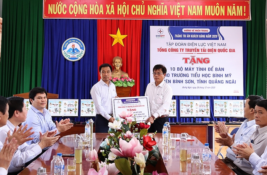 Chủ tịch HĐTV EVNNPT trao quà nhân Tháng tri ân khách hàng năm 2020 Chủ tịch HĐTV EVNNPT trao quà nhân Tháng tri ân khách hàng năm 2020