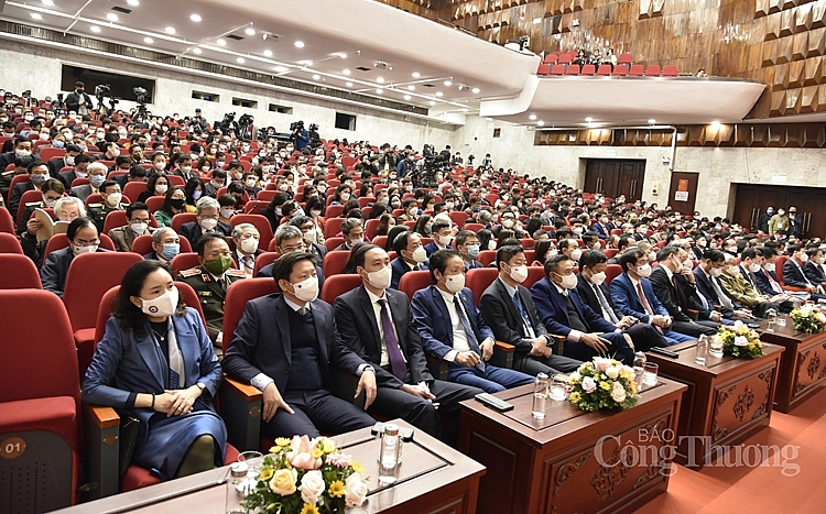 Báo chí Việt Nam phải đổi mới, đóng góp nhiều hơn nữa để phát triển đất nước Báo chí Việt Nam phải đổi mới, đóng góp nhiều hơn nữa để phát triển đất nước