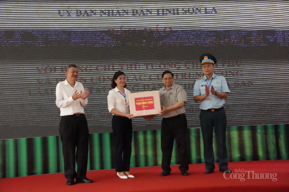 Thủ tướng Chính phủ: Nâng cấp sân bay Nà Sản tạo thuận lợi cho xuất khẩu Thủ tướng Chính phủ: Nâng cấp sân bay Nà Sản tạo thuận lợi cho xuất khẩu