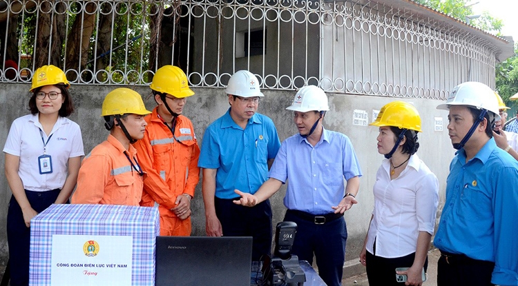 Công đoàn Điện lực Việt Nam thăm hỏi, động viên CBCNV trực đảm bảo điện mùa nắng nóng cong doan dien luc viet nam tham hoi dong vien cbcnv truc dam bao dien mua nang nong