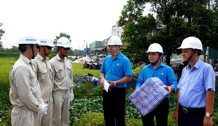 Công đoàn Điện lực Việt Nam thăm hỏi, động viên CBCNV trực đảm bảo điện mùa nắng nóng cong doan dien luc viet nam tham hoi dong vien cbcnv truc dam bao dien mua nang nong