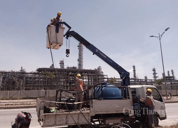 5009 nguoi tho dien giua mua nang