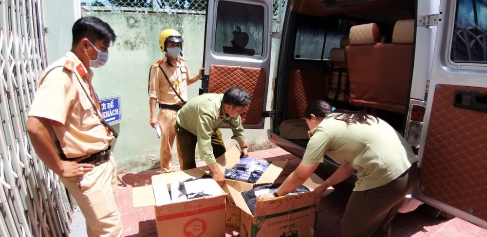 undefined 0421 quan ly thi truong an giang bat giu thuoc la lau