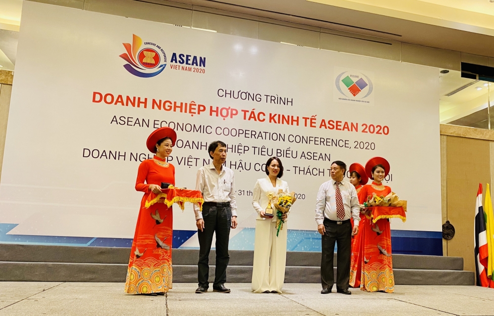 \"1954-nguyyn-hiyn-phyyng-yyi-diyn-hanoi-telecom-nhyn-giyi-top-10-doanh-nghiyp-tieu-biyu-asean-va-nha-quyn-ly-tam-tai-xuyt-syc-asean\"
