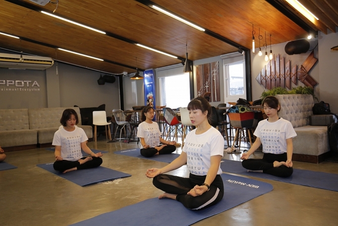 Tập luyện Yoga miễn phí cùng BIDV MetLife tap luyen yoga mien phi cung bidv metlife