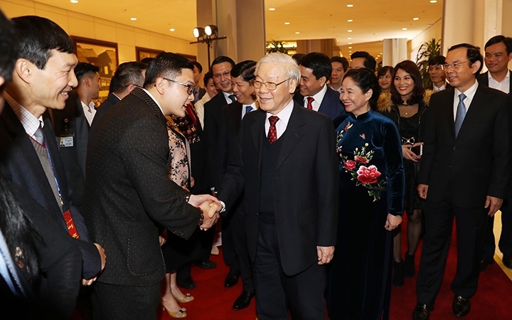 Party, State leader welcomes back overseas Vietnamese for Tet