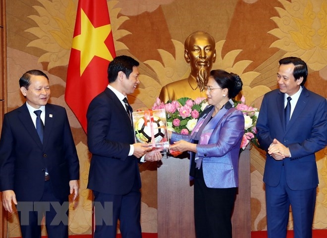 top legislator praises enterprise for social contributions