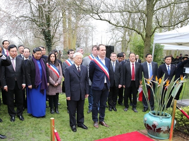 Party General Secretary starts official visit to France