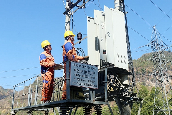 Công ty Điện lực Sơn La: 30 năm điện quốc gia thắp sáng bản làng cong ty dien luc son la 30 nam dien quoc gia thap sang ban lang