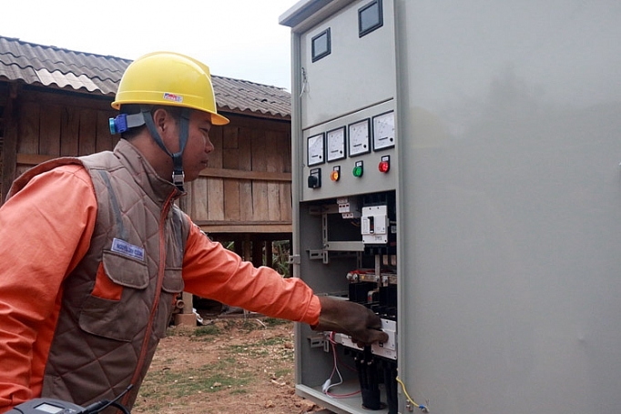 Công ty Điện lực Sơn La: 30 năm điện quốc gia thắp sáng bản làng cong ty dien luc son la 30 nam dien quoc gia thap sang ban lang