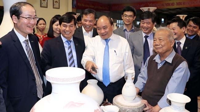 PM Nguyen Xuan Phuc visits Chu Dau ancient pottery village