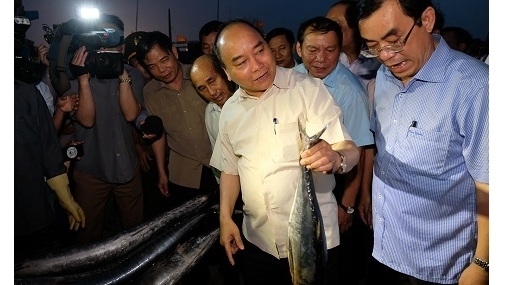 PM visits fishermen in Thua Thien-Hue, Quang Tri provinces