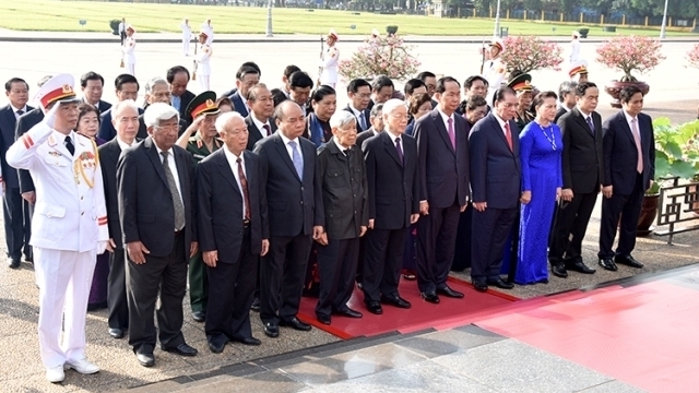 Vietnamese leaders pay tribute to President Ho Chi Minh