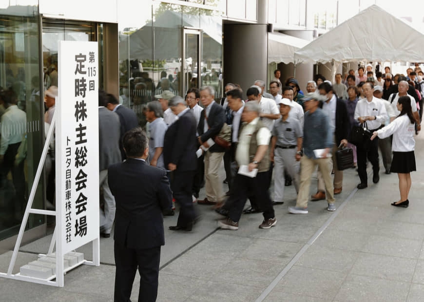 Toyota to cut managers' summer bonus due to high R&D costs