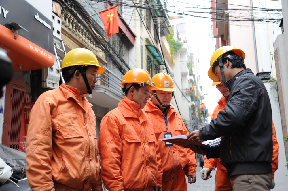EVN Hanoi eases heat for capital residents, business evn hanoi eases heat for capital residents business