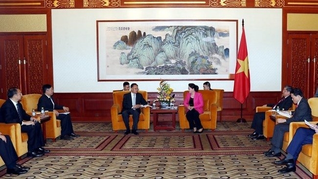 Top legislator meets Chinese businesspeople in Beijing